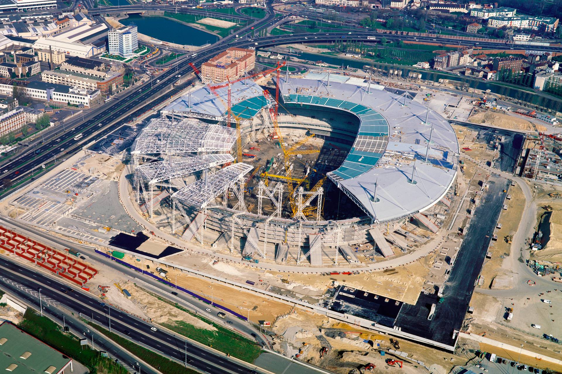 Stade de France en construction, pose du toit